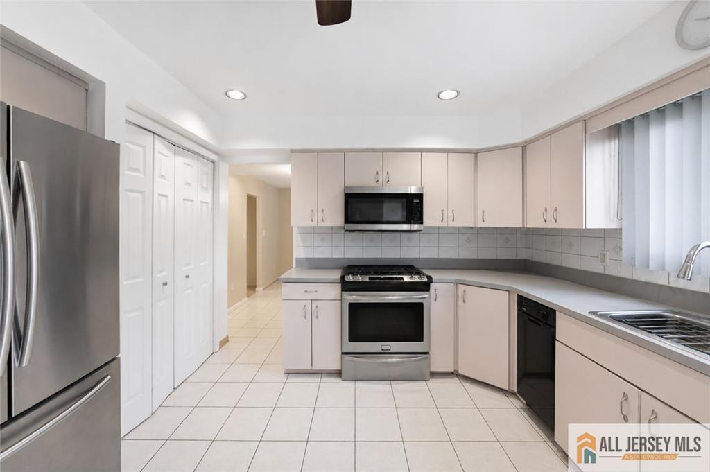 Homes for sale in Colonia, NJ | 121 W Hill Rd, Colonia, NJ 07067 | MLS# 2661762M
