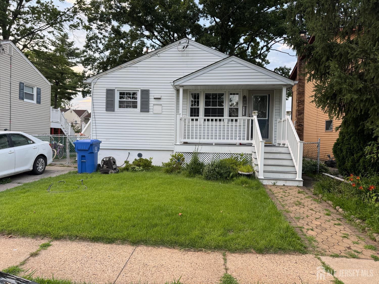 211 E Louis Place E