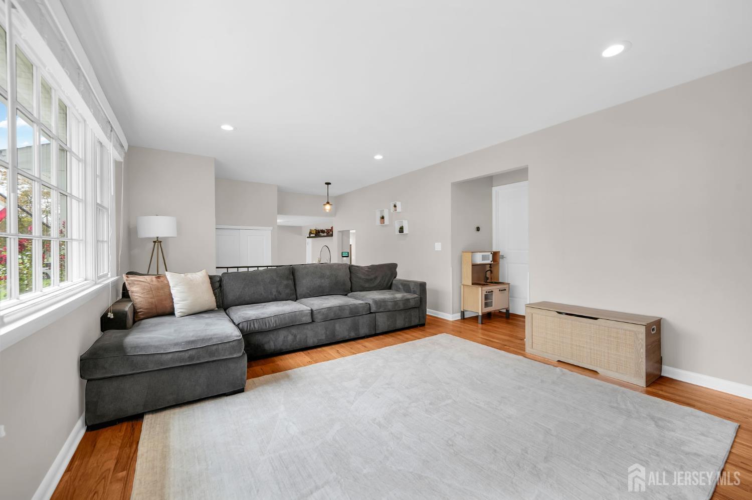 3rd image of 76 Seymour Ter, Piscataway, NJ 08854 | MLS# 2702614R
