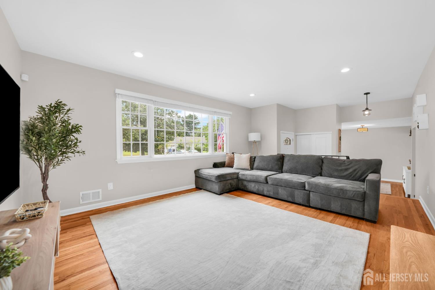 4th image of 76 Seymour Ter, Piscataway, NJ 08854 | MLS# 2702614R