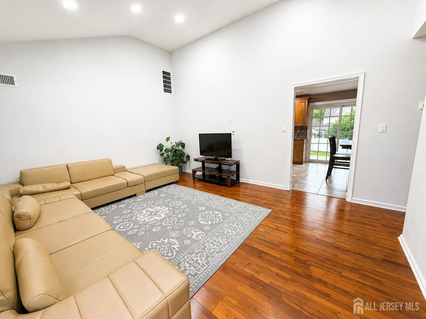 4th image of 3 Netherwood Cir, Edison, NJ 08820 | MLS# 2702933R