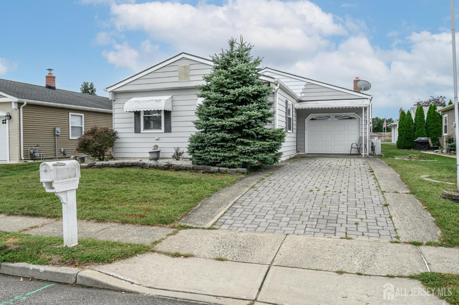 Photo 1 of Single family home for sale at 8 Lumsden Ct, Toms River, NJ 08757 | MLS# 2704365R | Listing updated on 2026-09-15