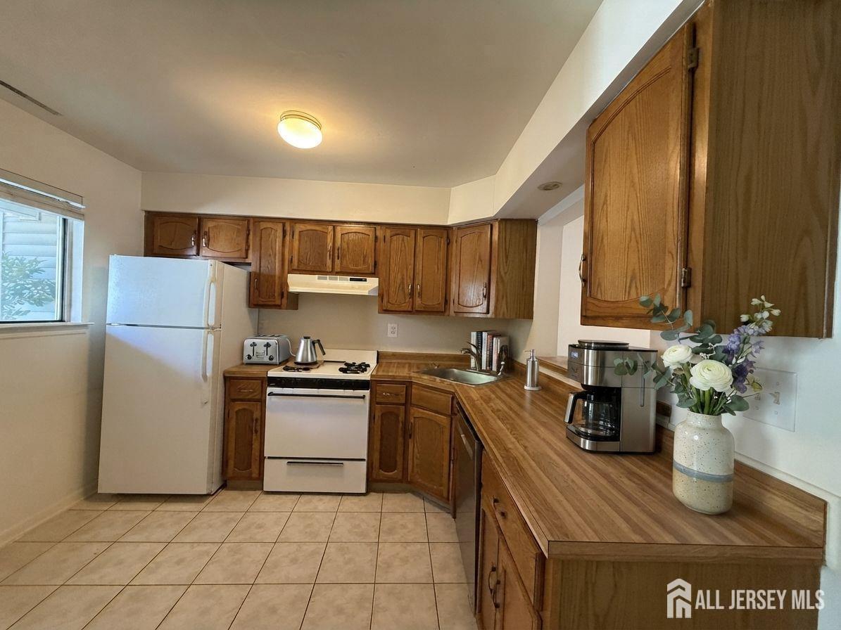 Photo 3 of Condo for sale at 12 Sunflower Ct, Edison, NJ 08820 | MLS# 2704711R | Listing updated on 2026-09-18