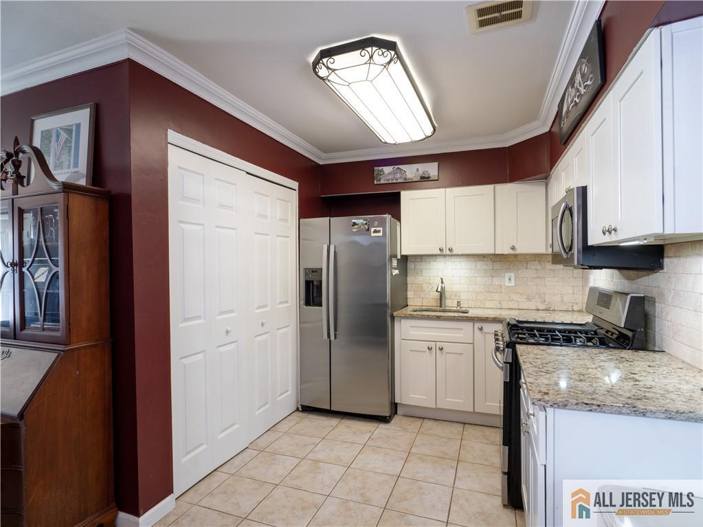 Listing Photo 5 - Condo for sale in building located at 2 Missouri Ct, Old Bridge, NJ 07747 - Unit #185