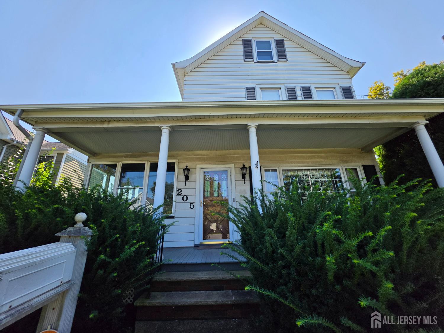 Photo 3 of Single family home for sale at 205 Green St, Woodbridge, NJ 07095 | MLS# 2704696R | Listing updated on 2026-09-29