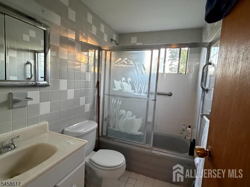 Photo 3 of Single family home for sale at 25 Eardley Rd, Edison, NJ 08817 | MLS# 2704274R | Listing updated on 2026-09-22