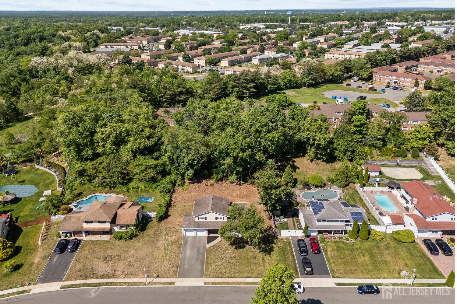 Photo 3 of Single family home for sale at 41 Oakwood Dr, Parlin, NJ 08859 | MLS# 2705208R | Listing updated on 2026-09-26