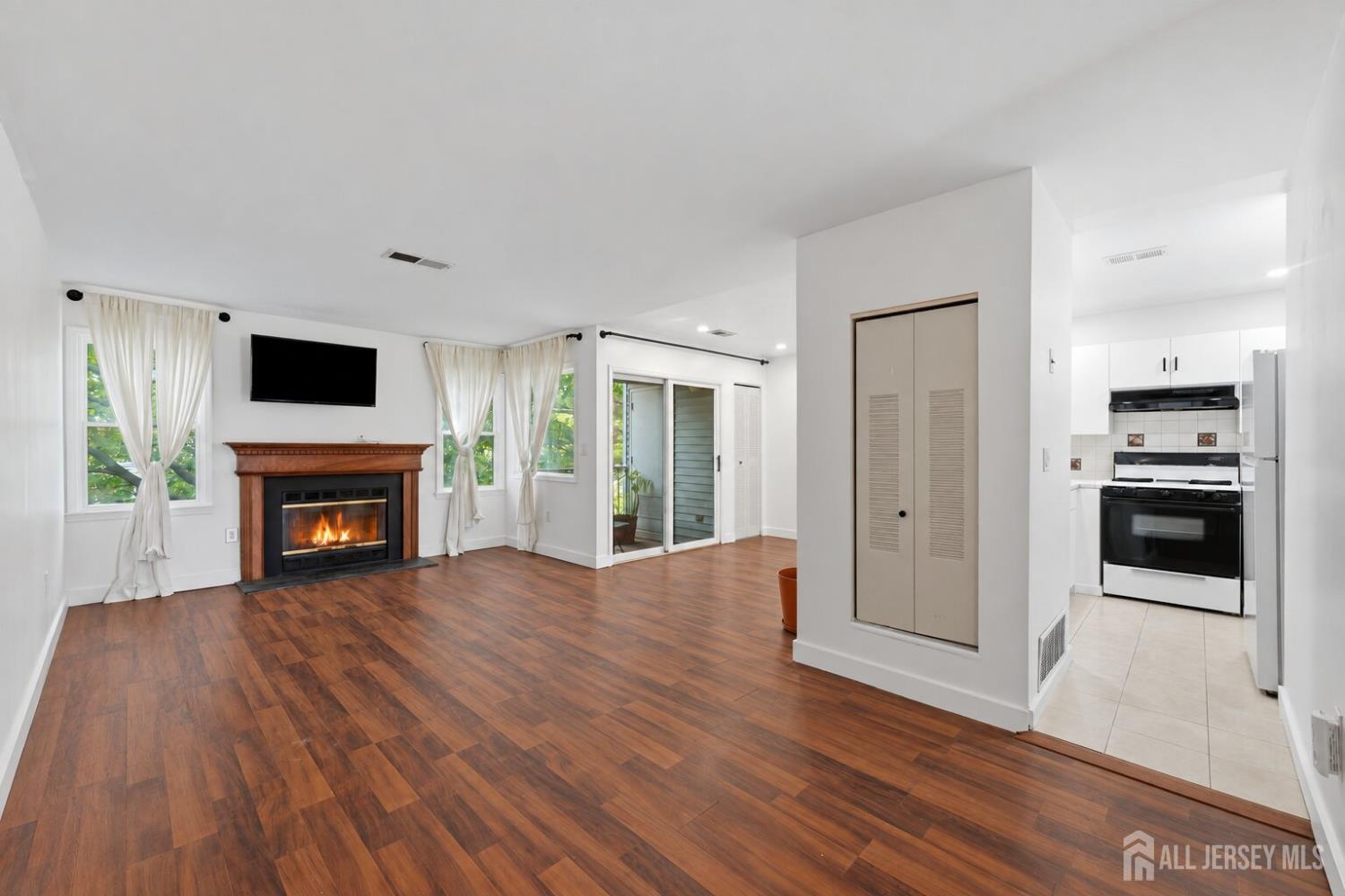 Photo 3 of Townhouse for sale at 320 Edpas Rd, New Brunswick, NJ 08901 | MLS# 2703796R | Listing updated on 2026-10-03