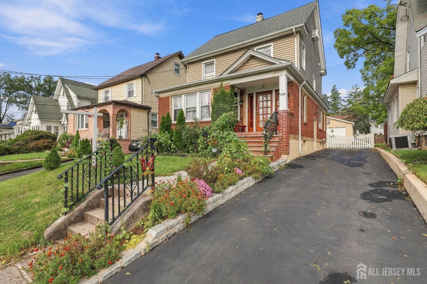 Photo 2 of Single family home for sale at 958 Carteret Ave, Union Twp, NJ 07083 | MLS# 2705369R | Listing updated on 2026-10-01