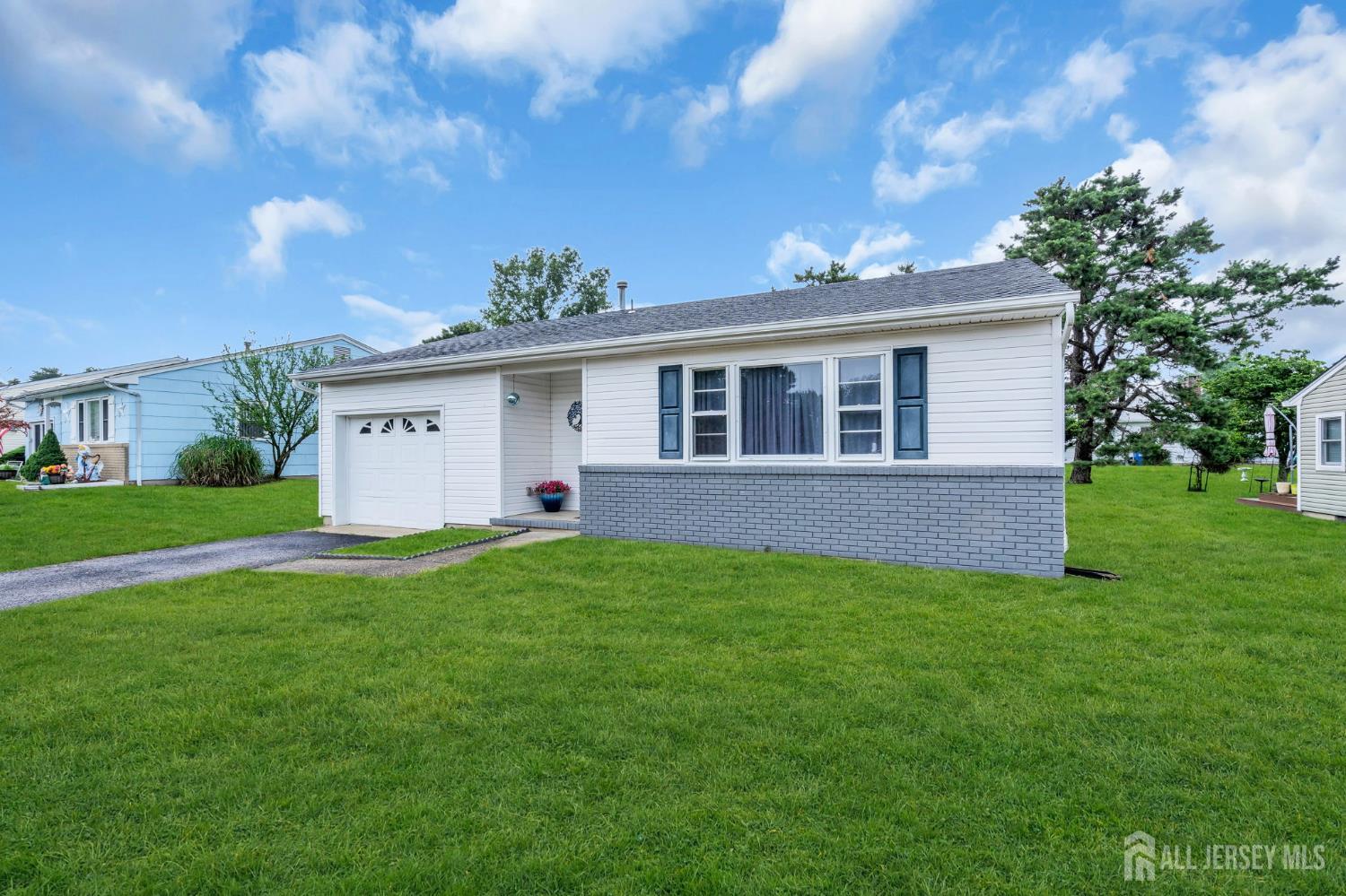 Photo 4 of Single family home for sale at 214 Westbrook Dr, Toms River, NJ 08757 | MLS# 2705183R | Listing updated on 2026-10-02