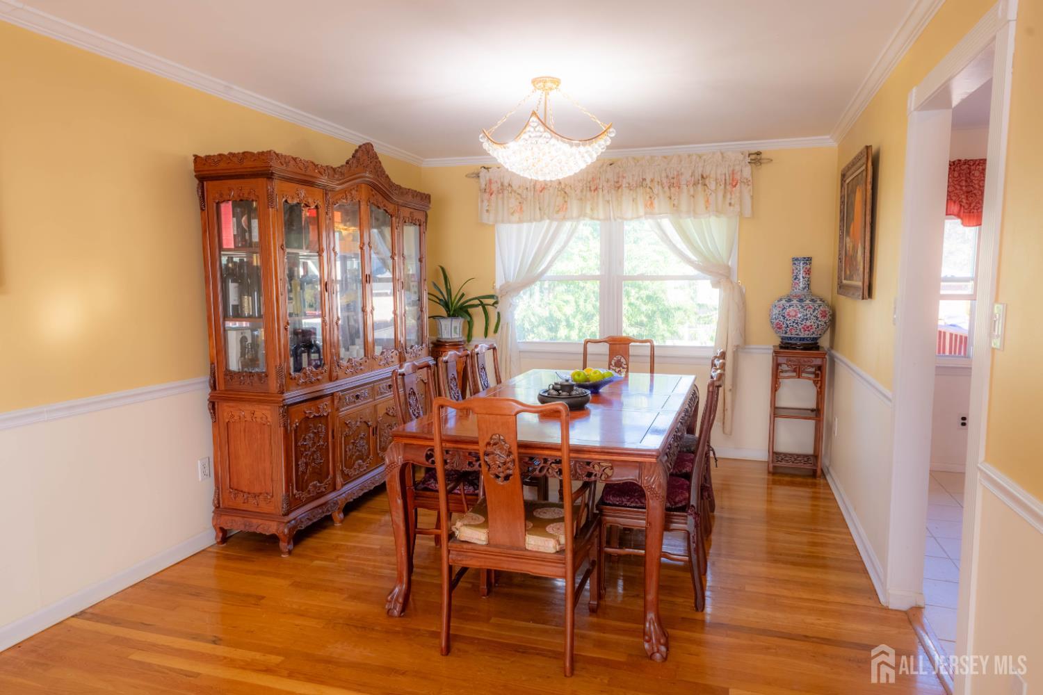 Photo 3 of Single family home for sale at 4 Charles Ct, Edison, NJ 08820 | MLS# 2705755R | Listing updated on 2026-10-07