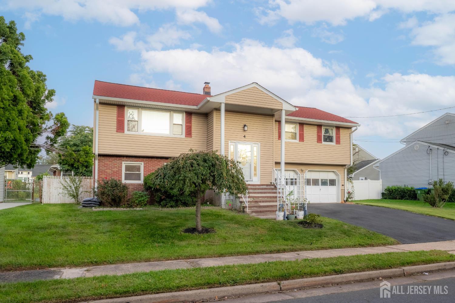 Photo 1 of Single family home for sale at 4 Charles Ct, Edison, NJ 08820 | MLS# 2705755R | Listing updated on 2026-10-07