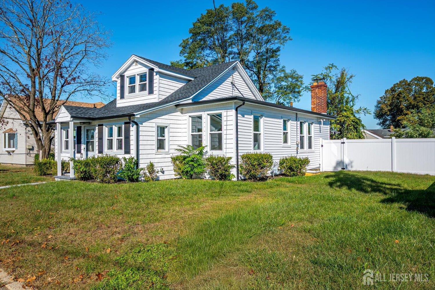 Listing photo 3